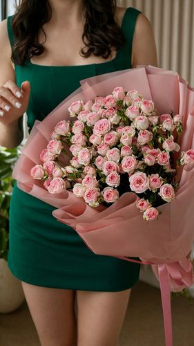 Нежный пион · 17 кустовых роз